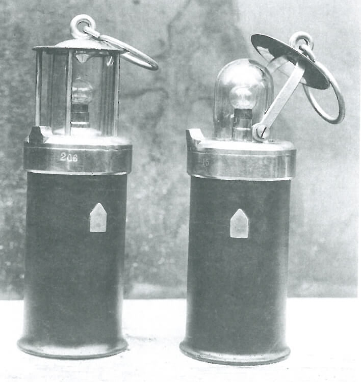 Lancement de la production des premières lampes de mineur électriques avec accumulateurs au plomb