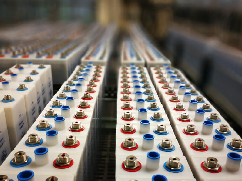 Première introduction mondiale de batteries Ni-Cd à entretien très faible, “Lomain“